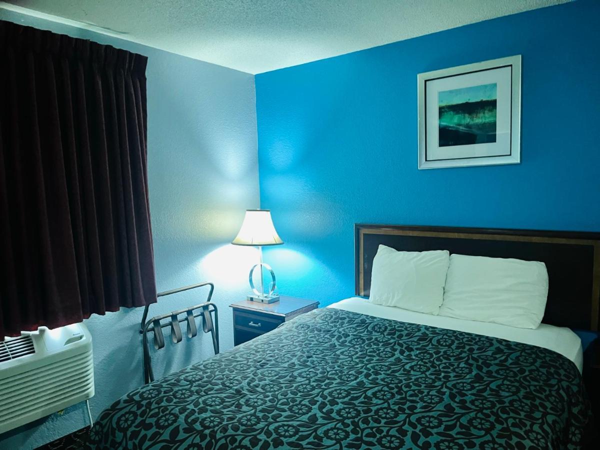 Rodeway Inn Уайтхолл Экстерьер фото