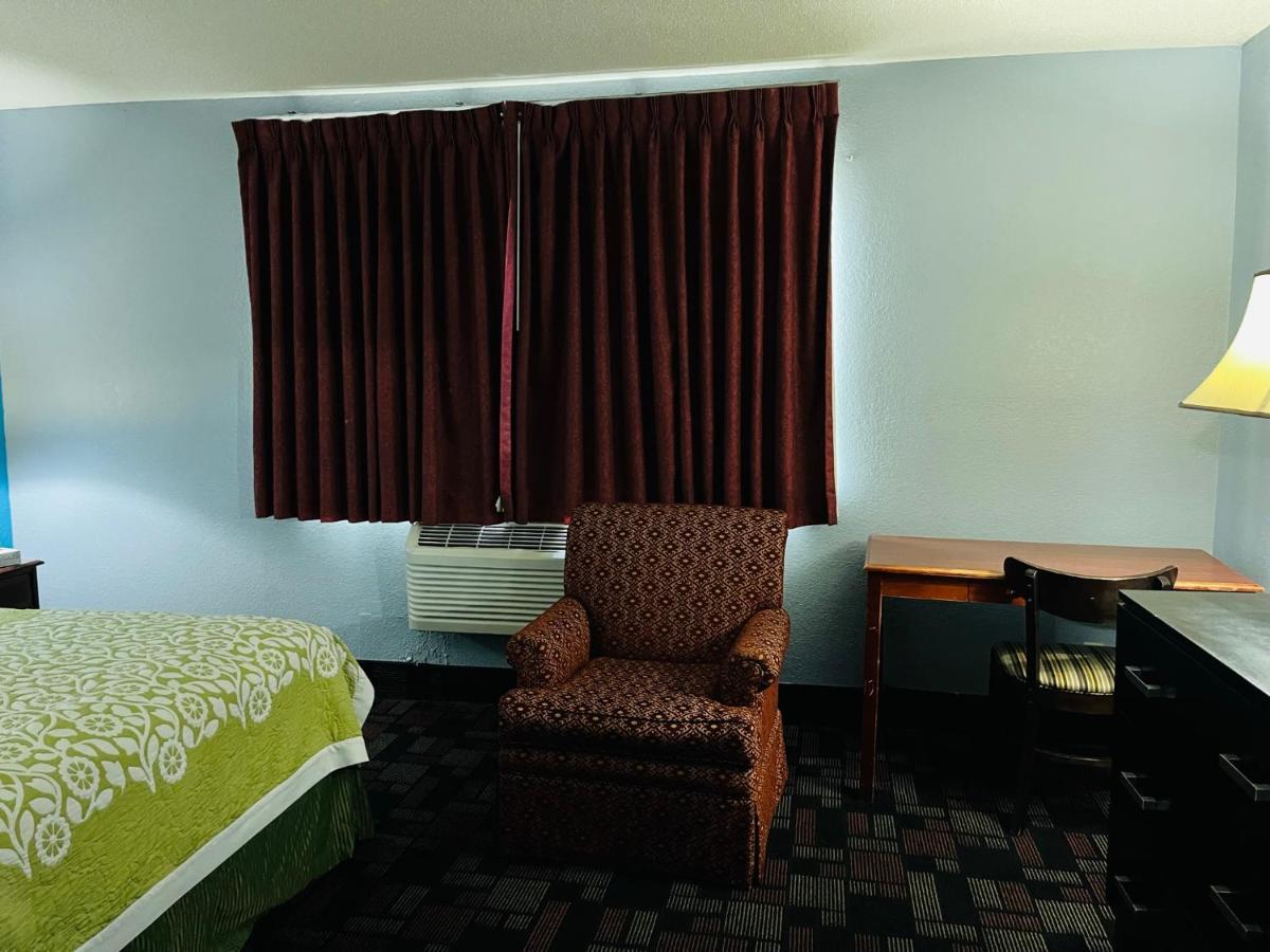 Rodeway Inn Уайтхолл Экстерьер фото