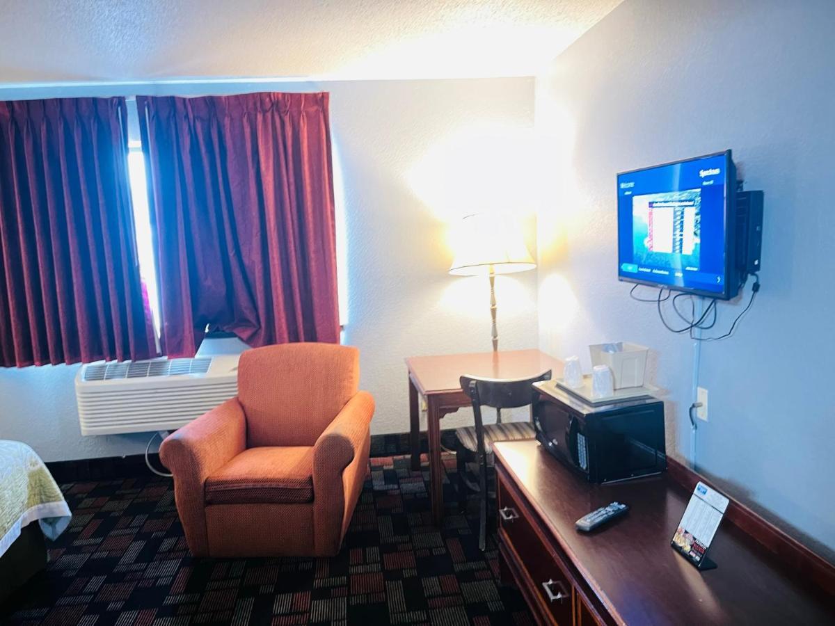 Rodeway Inn Уайтхолл Экстерьер фото