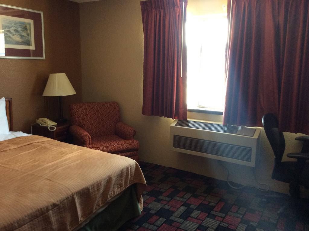 Rodeway Inn Уайтхолл Экстерьер фото